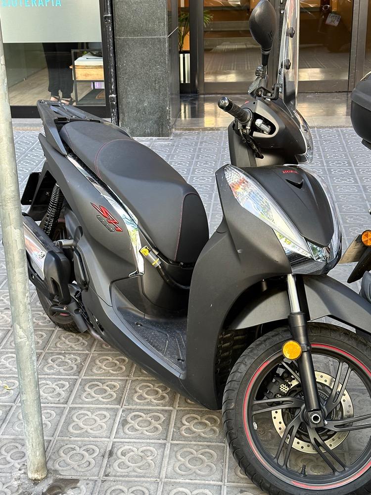 Moto HONDA SCOOPY SH300I SPORT TOPBOX de seguna mano del año 2020 en Barcelona