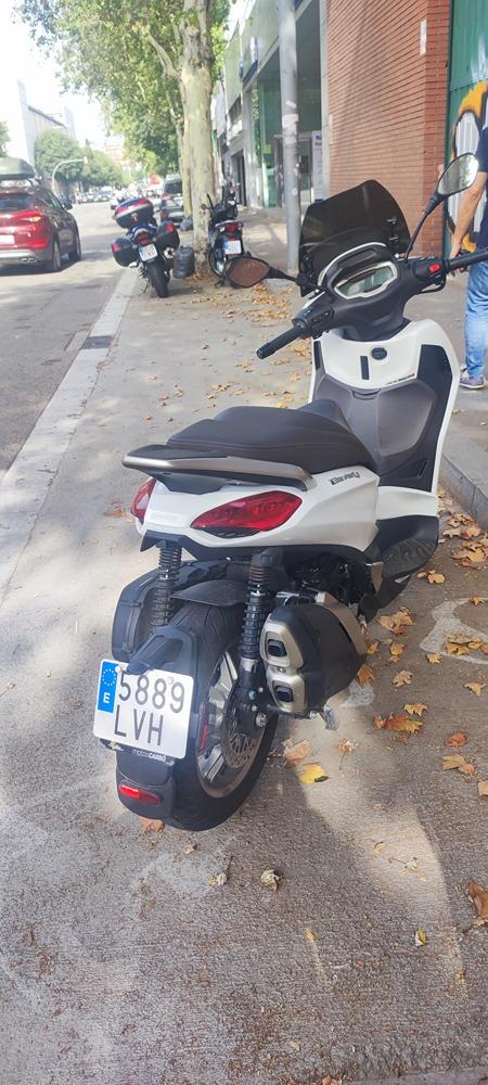 Moto PIAGGIO BEVERLY 400 HPE de seguna mano del año 2022 en Barcelona