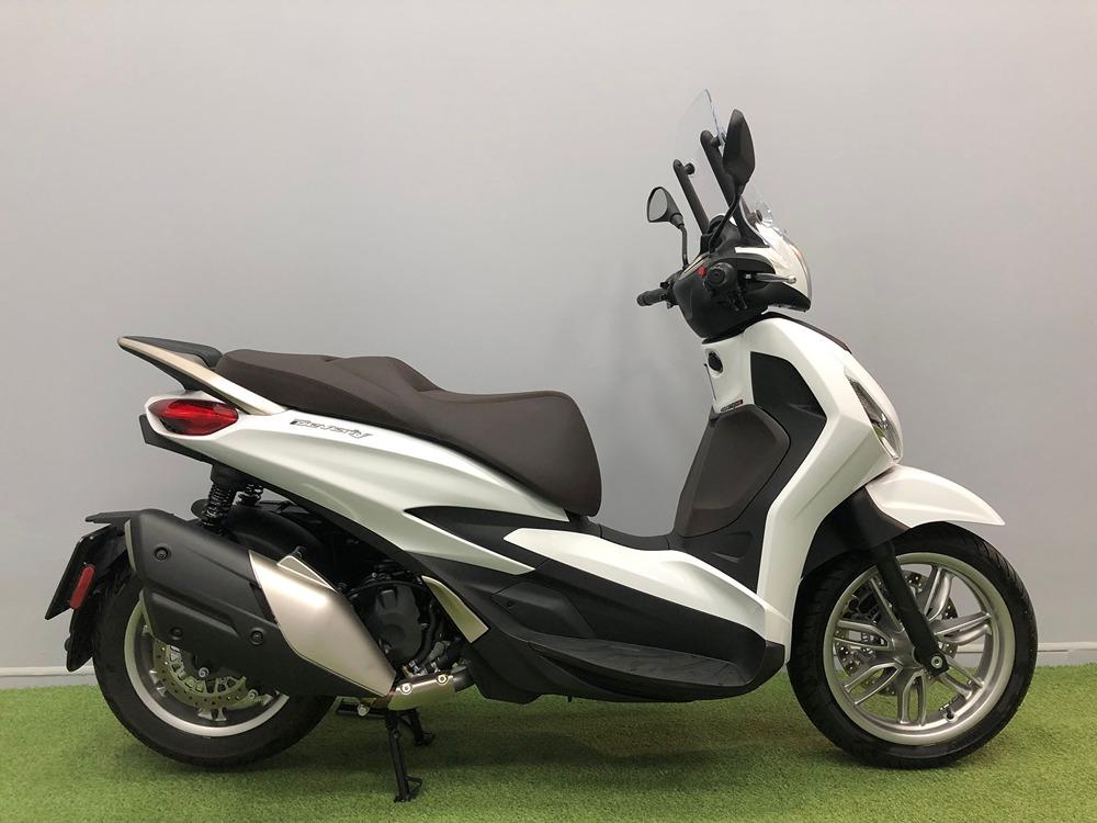 Moto PIAGGIO BEVERLY 400 HPE de seguna mano del año 2023 en Madrid